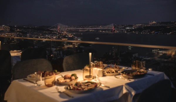 Mesai Sevgililer G&uuml;n&uuml;n'de dekorasyonu ve eşsiz manzarasıyla dikkat &ccedil;ekiyor