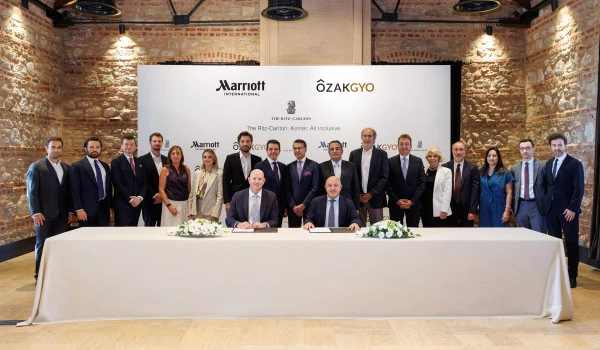 &Ouml;zak GYO ve Marriott&rsquo;tan Antalya Kemer&rsquo;e l&uuml;ks otel yatırımı anlaşması 