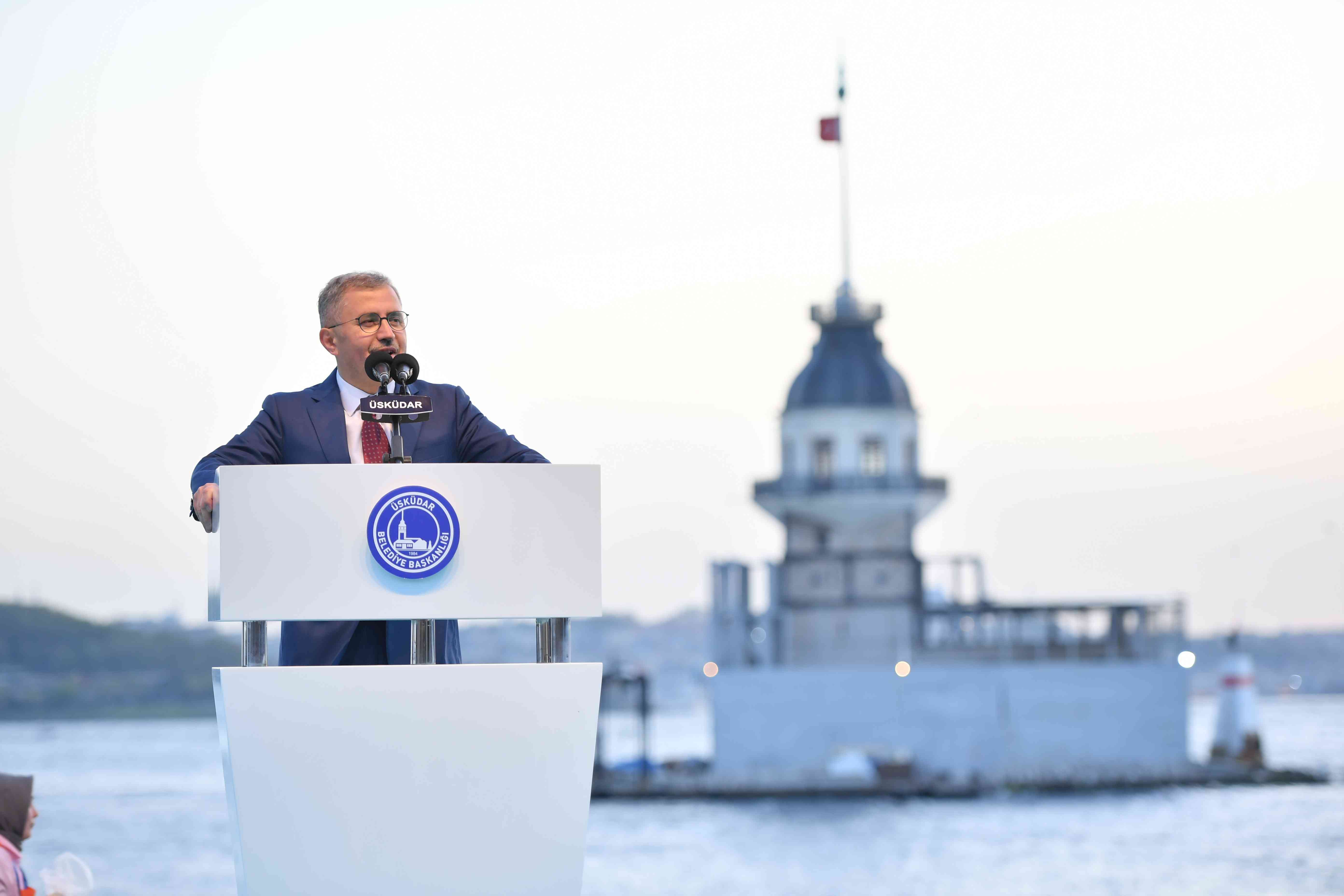 T&uuml;rkiye'nin 80.000 kişilik en b&uuml;y&uuml;k sofrası &Uuml;sk&uuml;dar'da Boğaza karşı kuruldu