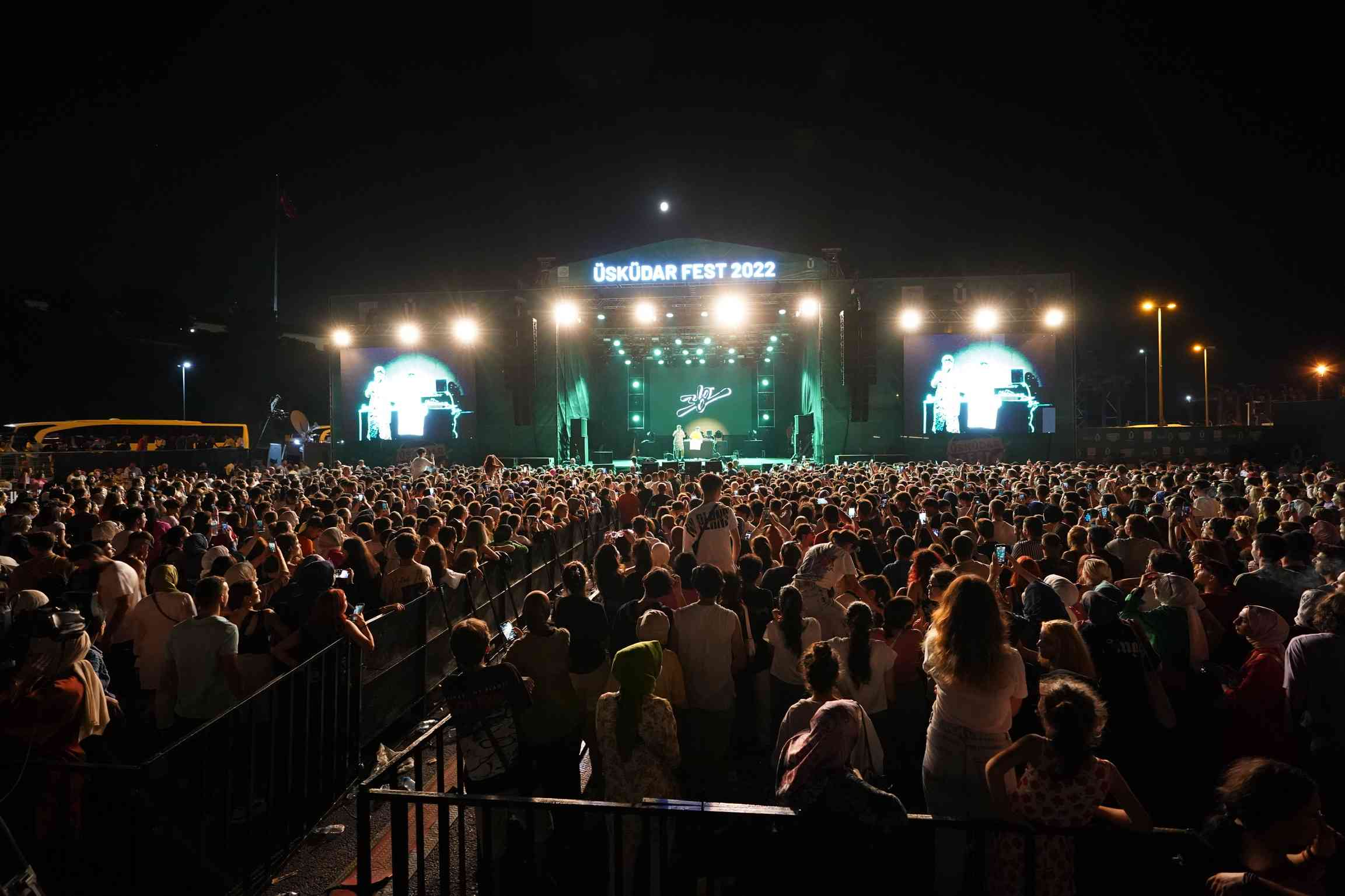 &Uuml;sk&uuml;dar Belediyesi, gen&ccedil;leri m&uuml;zik ve dansın eşlik ettiği festivalde buluşturdu