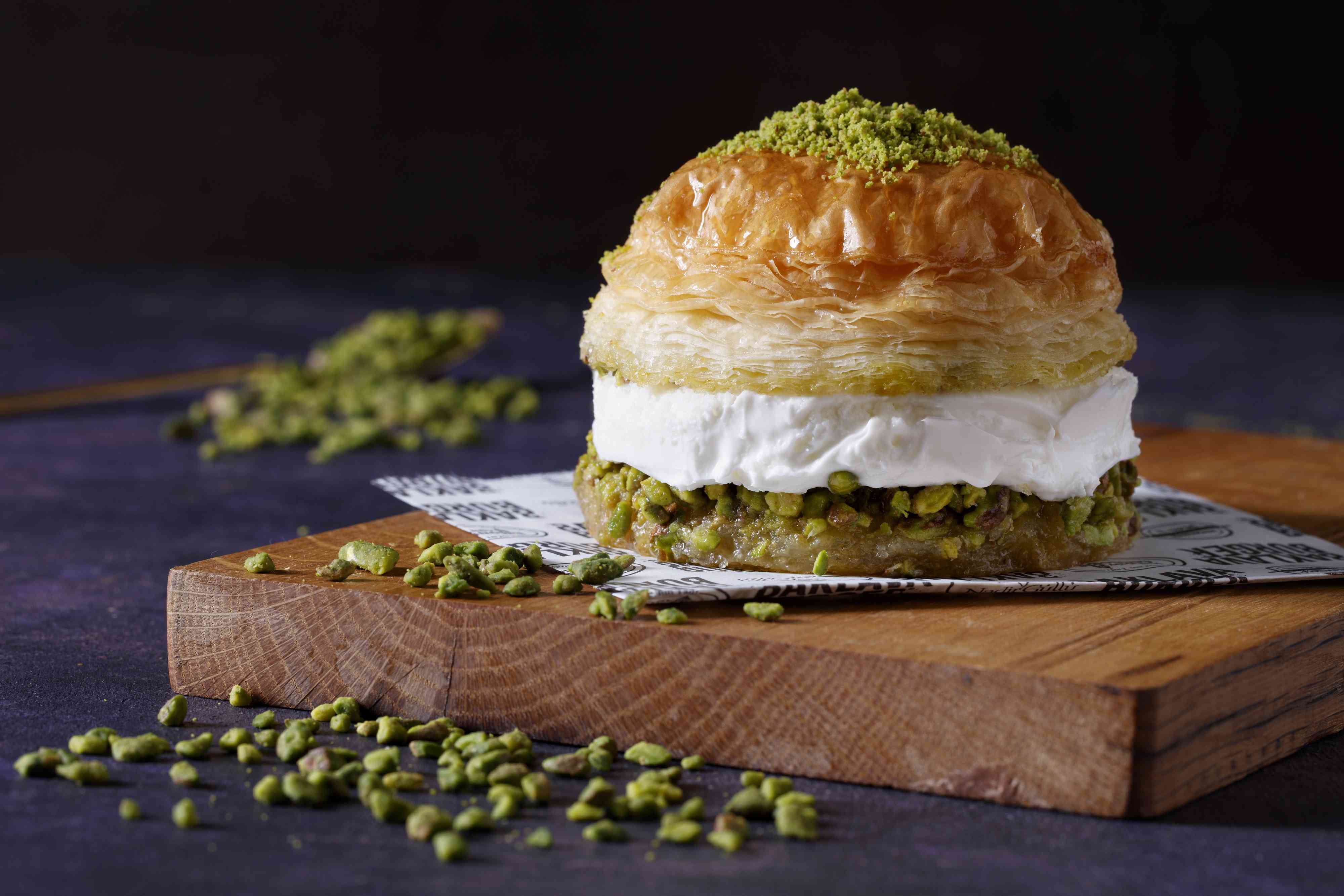 Karak&ouml;y G&uuml;ll&uuml;oğlu'nun yepyeni lezzeti Baklava Burger