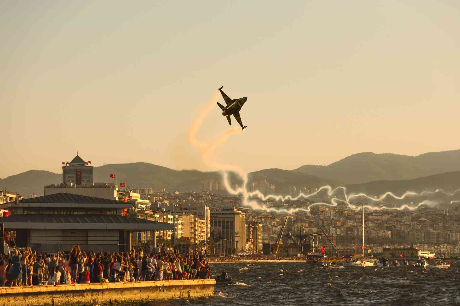 100. Yılında &ldquo;İzmir Airshow&rdquo; G&ouml;ky&uuml;z&uuml;ne Damgasını Vurdu&nbsp;