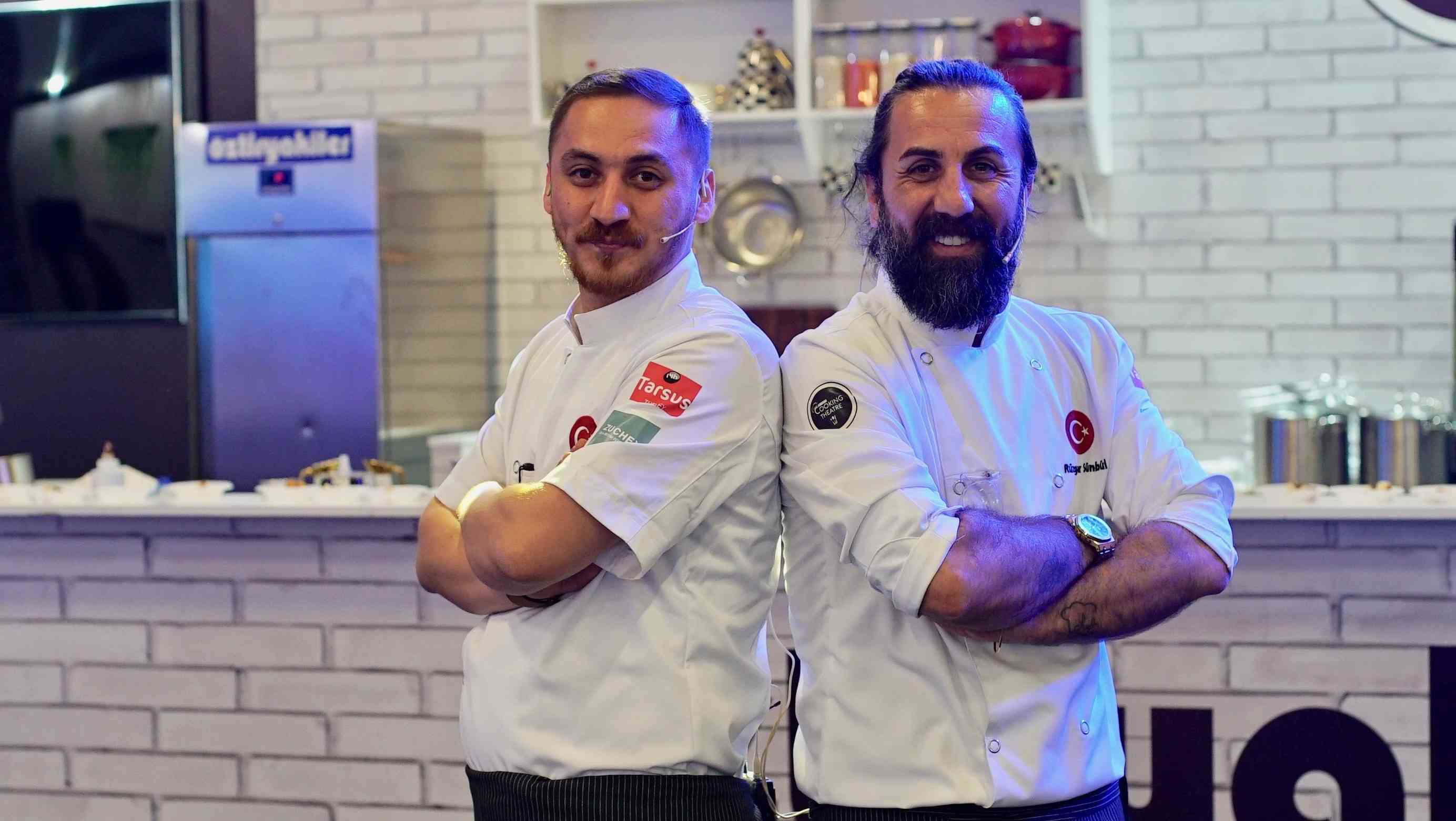 &Uuml;nl&uuml; şef R&uuml;zgar S&uuml;nb&uuml;l&rsquo;den Zuchex'de yemek  tiyatrosu