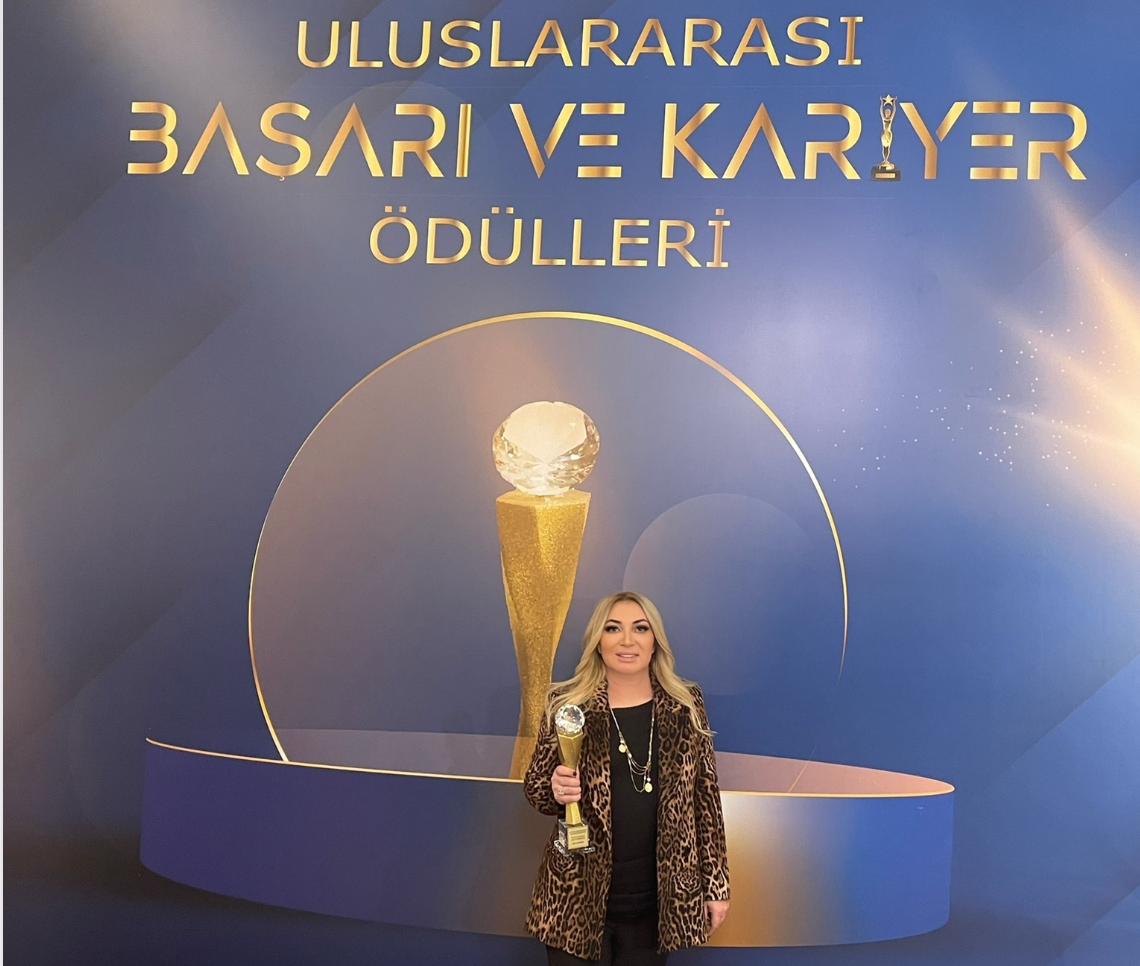 Yılın kadın girişimcisi &ouml;d&uuml;l&uuml; Nur Demirag&rsquo;a