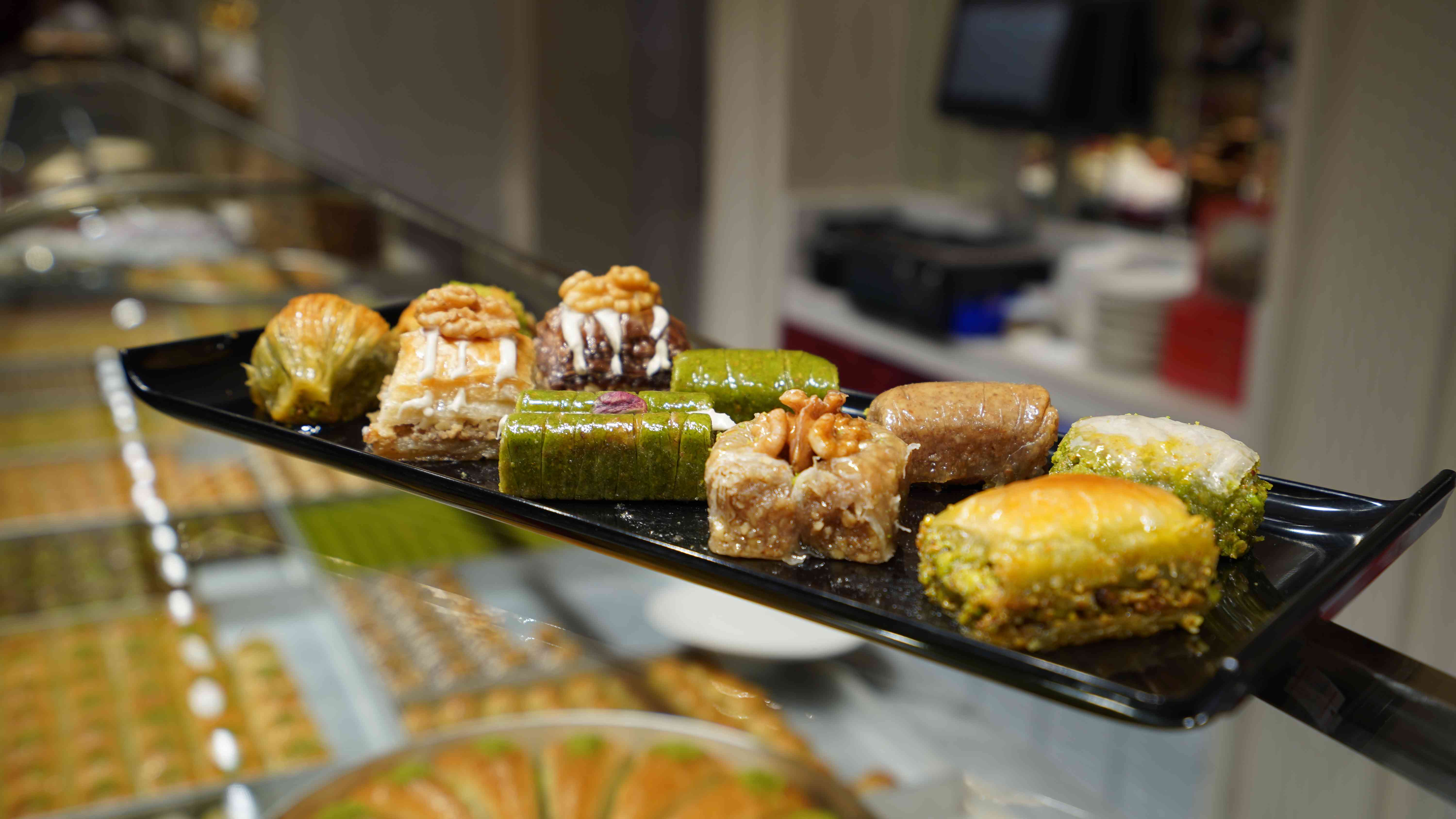 Mahizer lezzetli tatlıları ile b&uuml;y&uuml;meye devam ediyor