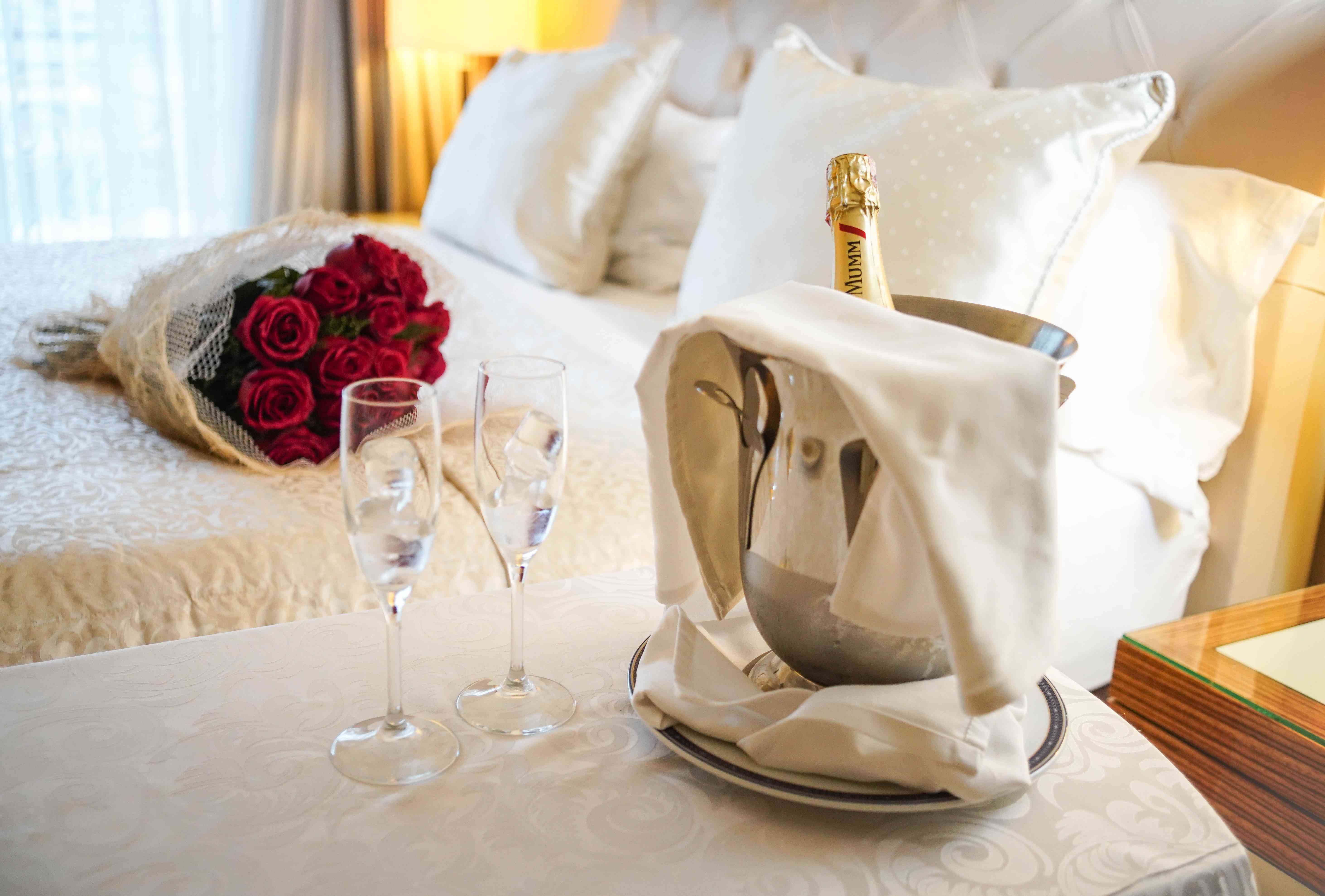 Sevgililer G&uuml;n&uuml; Almira Hotel&rsquo;in romantik atmosferinde kutlanır