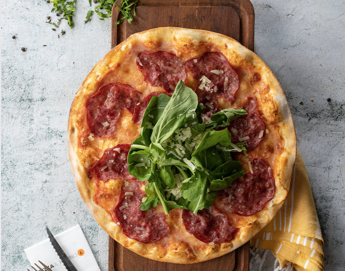 Pizza İl Forno ile İtalyan işi Pizza