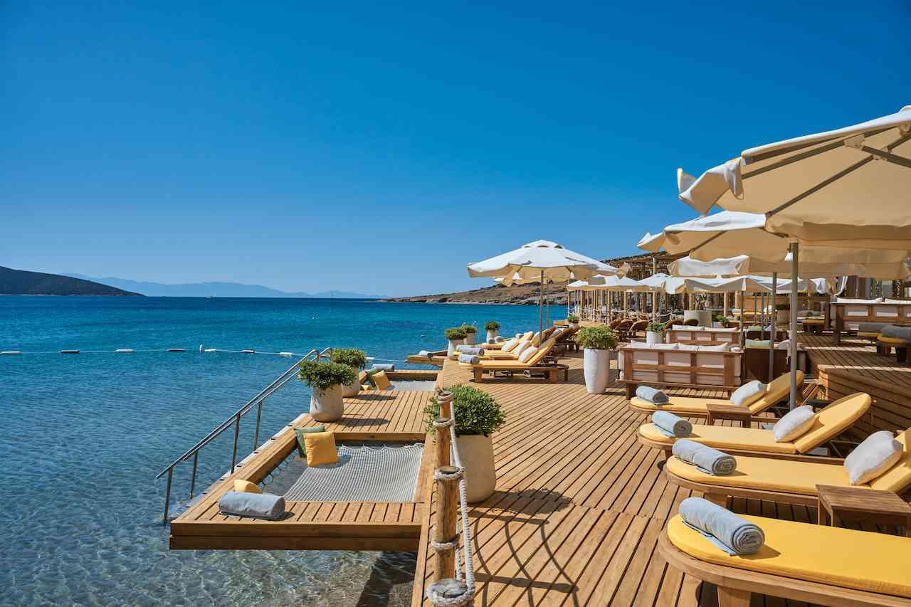FOLIE Restaurant & Sea, Bodrum yeni s&uuml;rprizleri ile geri d&ouml;n&uuml;yor