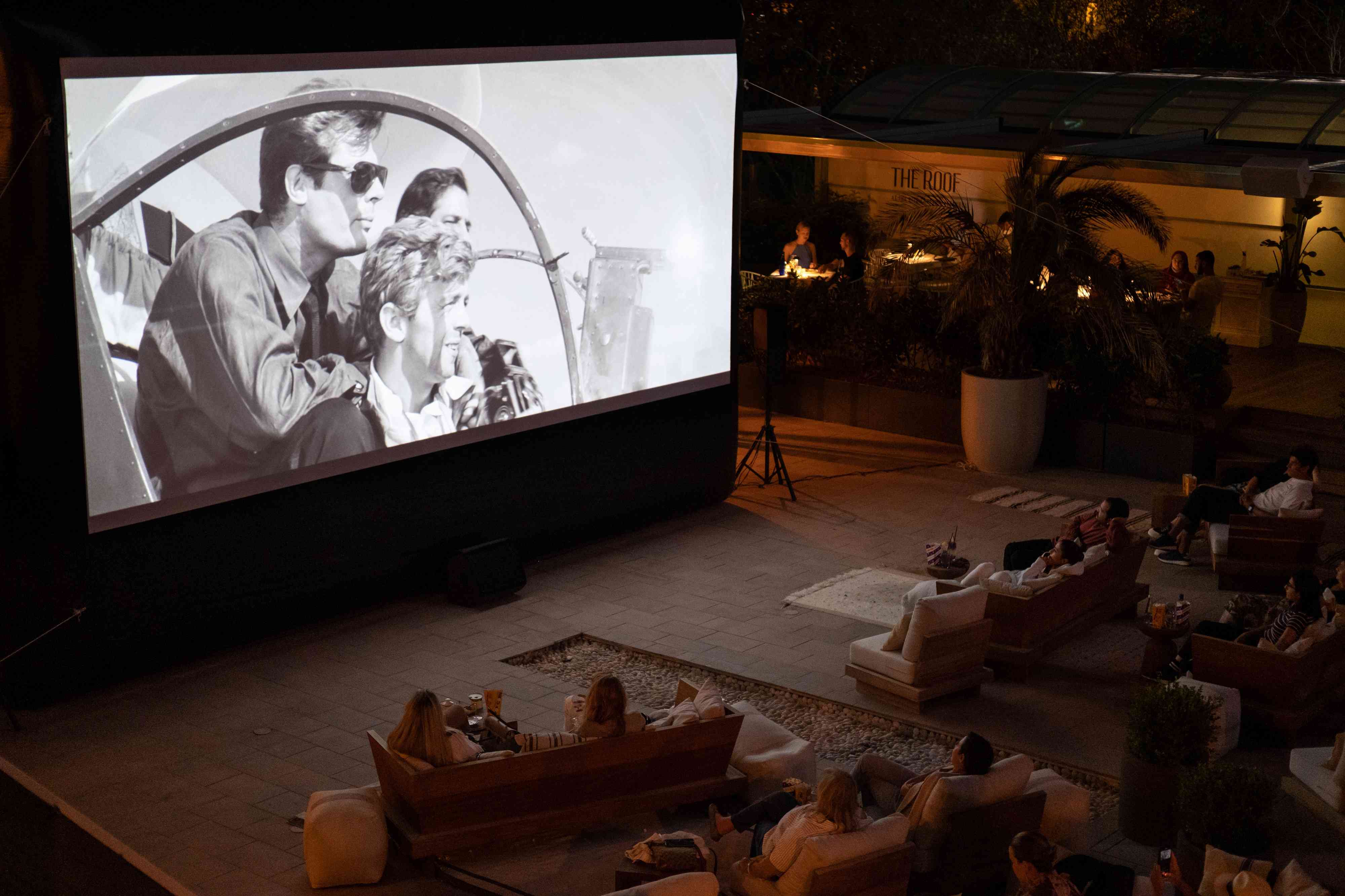 Roof at The Ritz -Carlton, Istanbul&rsquo;da a&ccedil;ık hava sinema keyfi