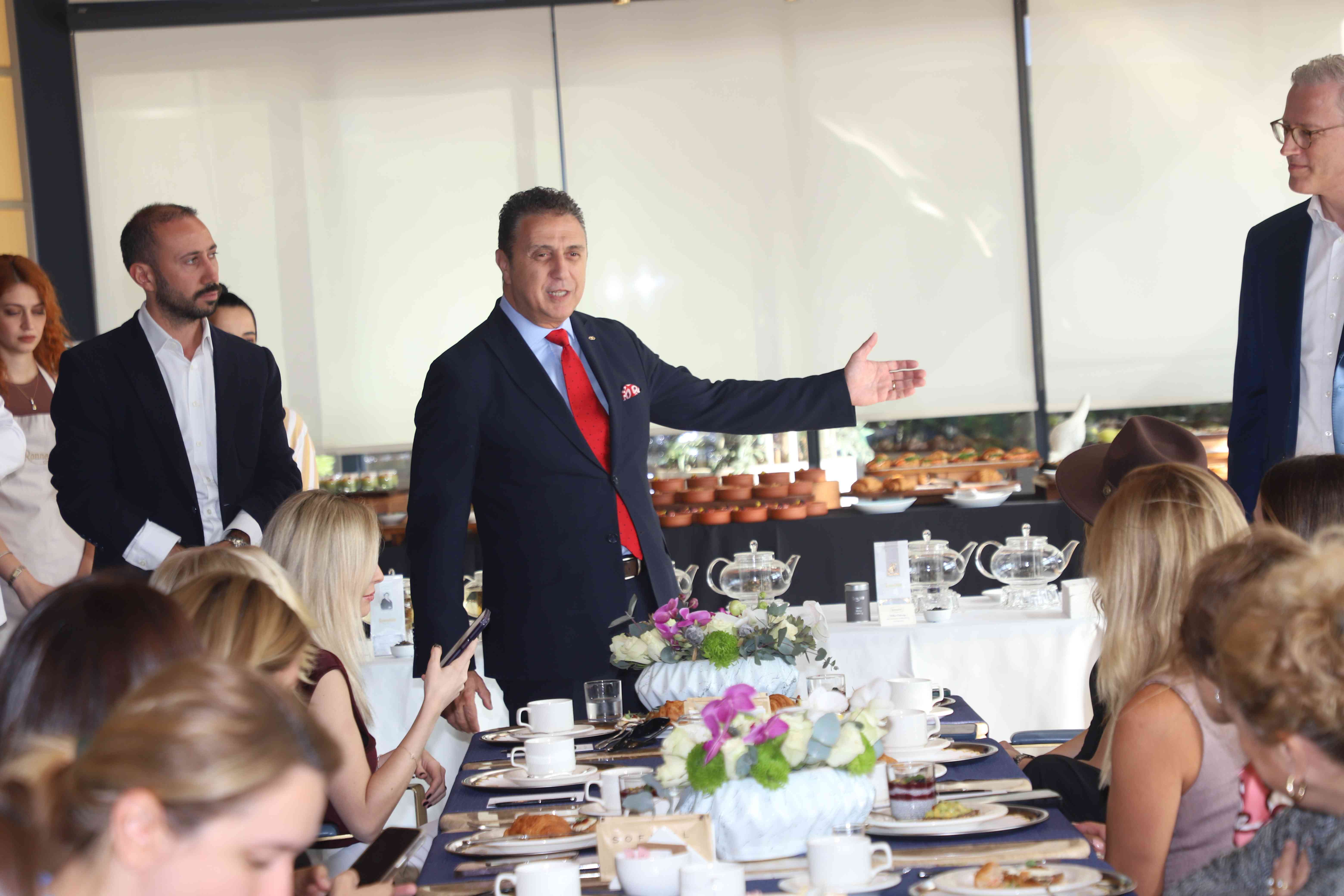 Ronnefeldt, karalların &ccedil;ayı Sofitel Istanbul Taksim misafirleri ile buluştu