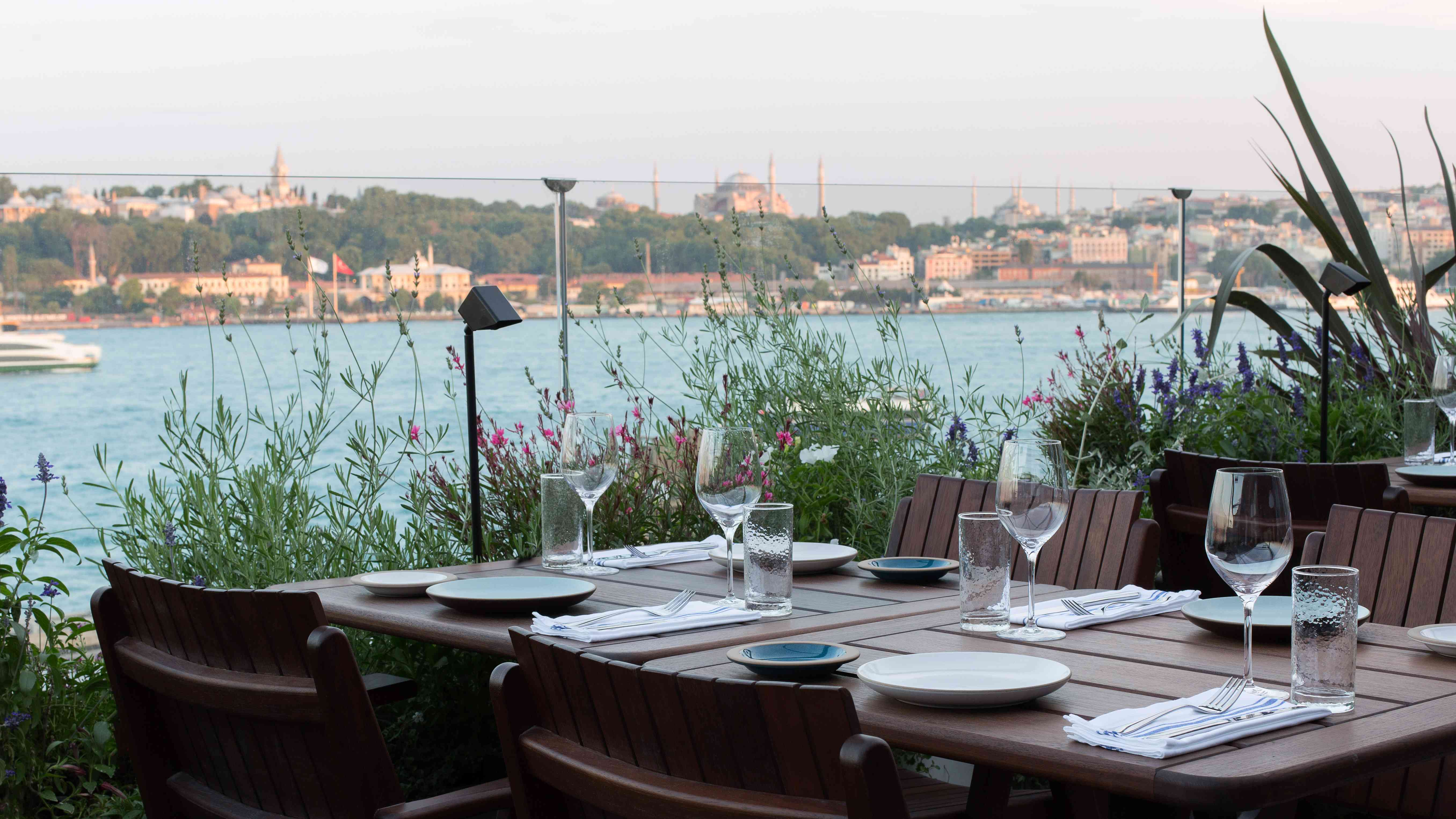 M&uuml;rver Restaurant yeni d&ouml;nemde kapılarını yaz men&uuml;s&uuml; s&uuml;rpriziyle a&ccedil;ıyor