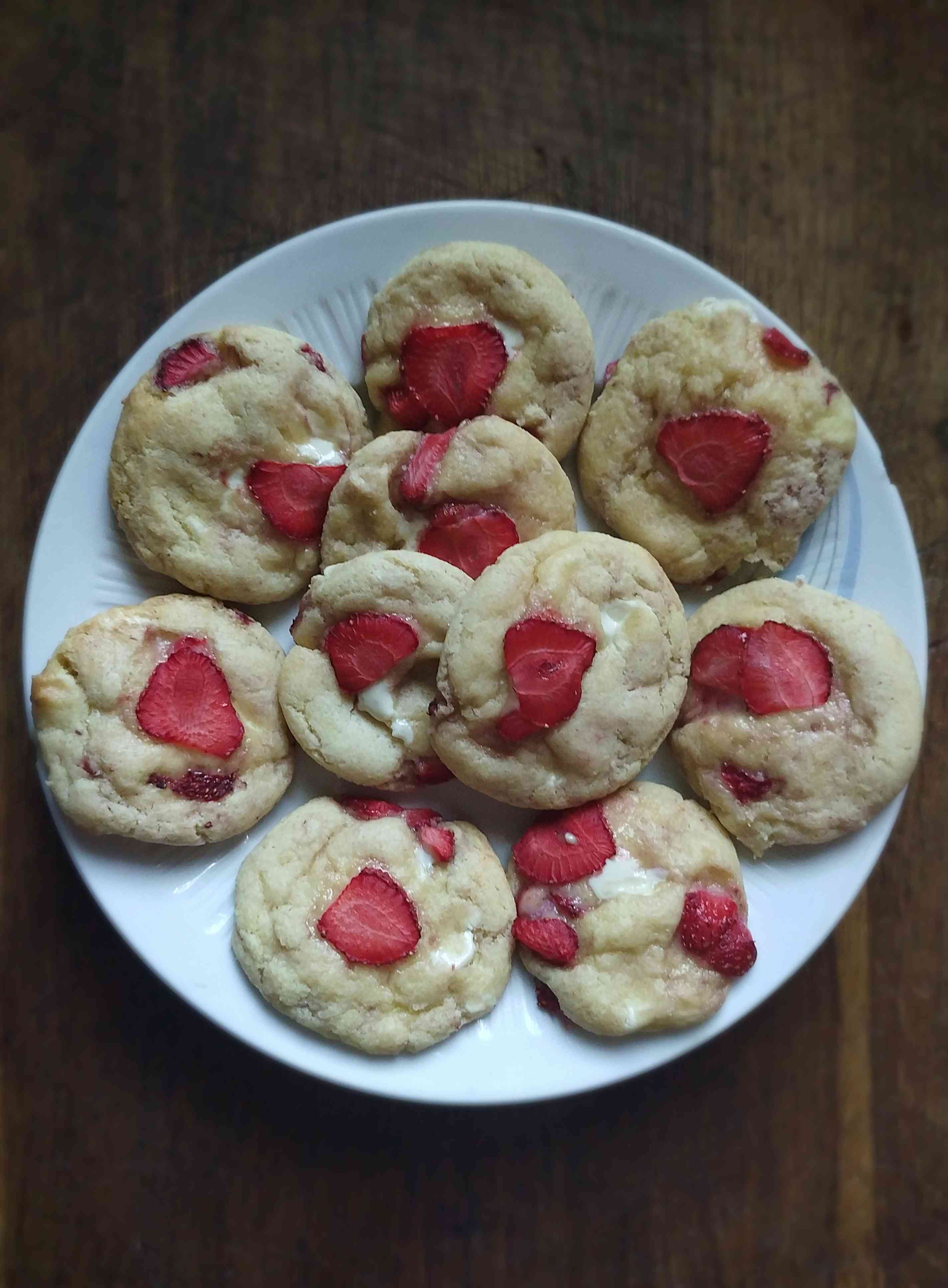 Beyaz &ccedil;ikolata ve &ccedil;ilekli kurabiye