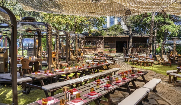 Şehrin Merkezinde Bir Ka&ccedil;ış Noktası Chalet Garden sezona damga vuruyor
